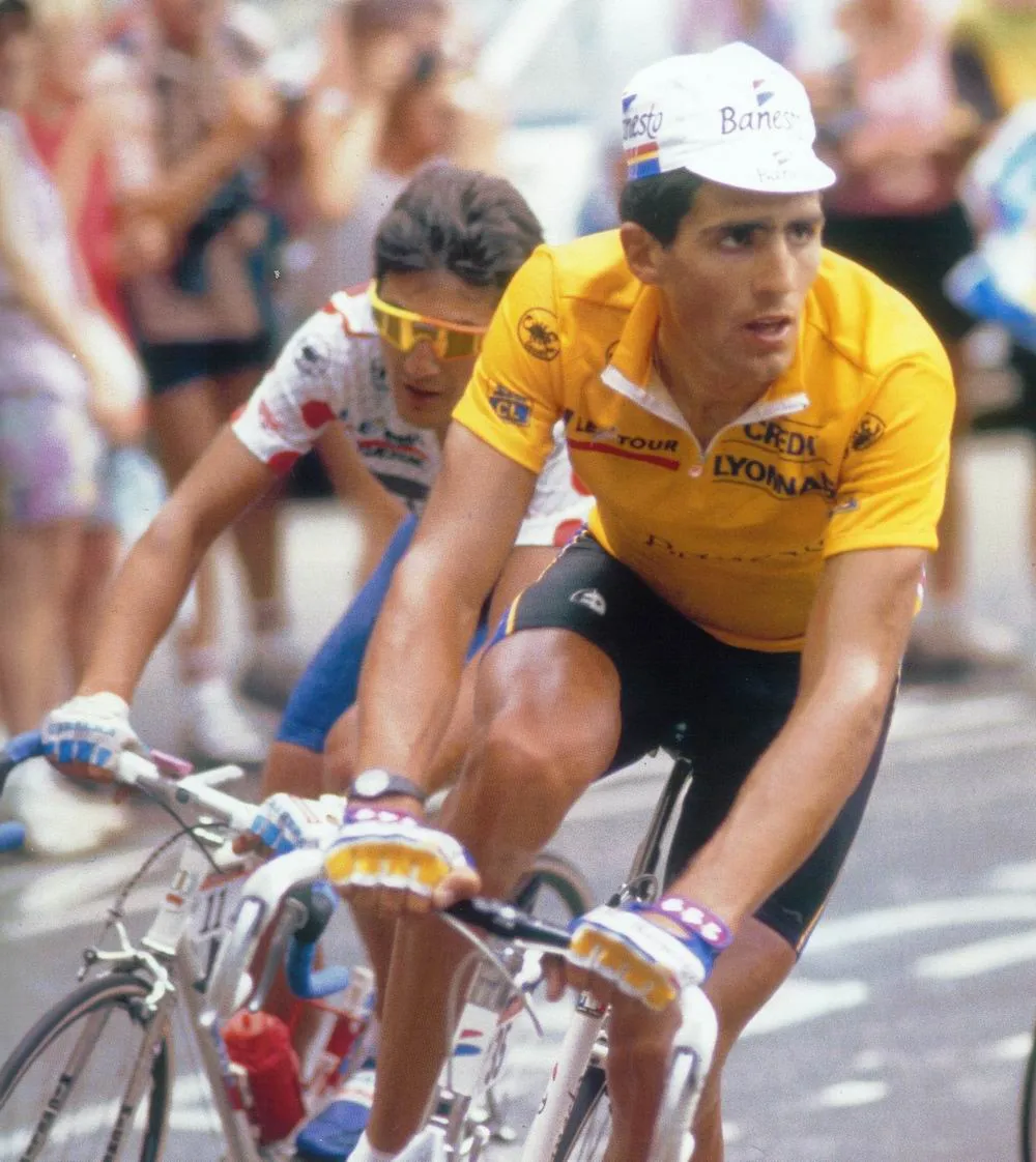 Miguel Induráin con el maillot amarillo